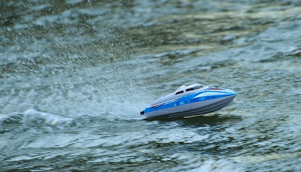 UDI U002 Tempo 2.4GHz High Speed Big RC Racing Boat (Blue) 17 UDI U002 Tempo 2.4GHz High Speed Big RC Racing Boat (Blue) - Image 17